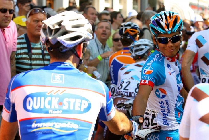 ジロでステージ優勝を飾ったジェローム・ピノー（フランス、クイックステップ）と新城幸也（Bboxブイグテレコム）が握手