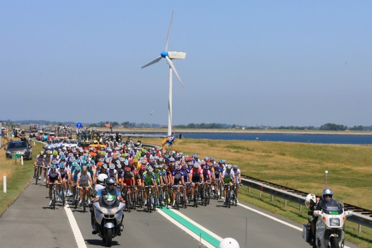 前日のプロローグを終え、第1ステージでいよいよフランスへの大移動が始まった。まずはオランダからベルギーへ、風車に見守られながら集団は進む