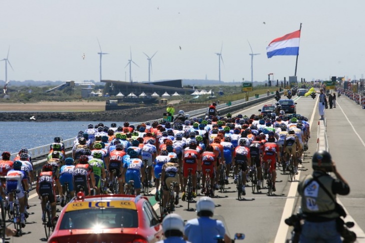 強い風に巨大なオランダ国旗もたなびく