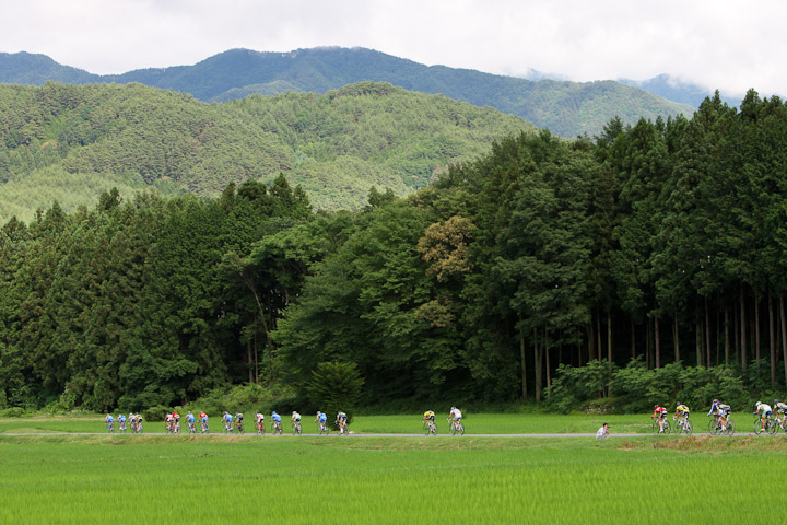 2日目　4周目、阿部嵩之（シマノレーシング）のアタックで集団が伸びる