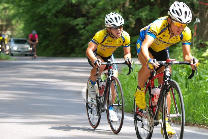 全日本学生選手権個人ロードレース2010、内間康平選手（写真左）と野口正則選手（写真右）がワンツーフィニッシュ