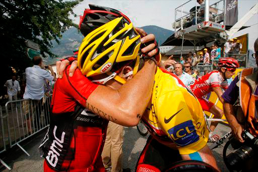 ゴール後に抱き合うマウロ・サンタンブロジオ(イタリア、BMCレーシングチーム)とカデル・エヴァンス(オーストラリア、BMCレーシングチーム)