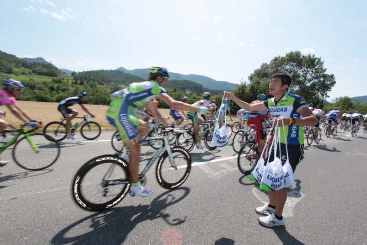 選手にサコッシュを手渡す中野マッサー