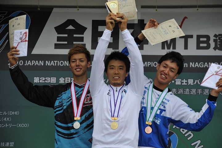 男子DHI表彰台。左から2位の永田隼也（A&F/ROCKY MOUNTAIN）、優勝の安達靖（Team Ikuzawa）、3位の青木卓也（TEAM GIANT）