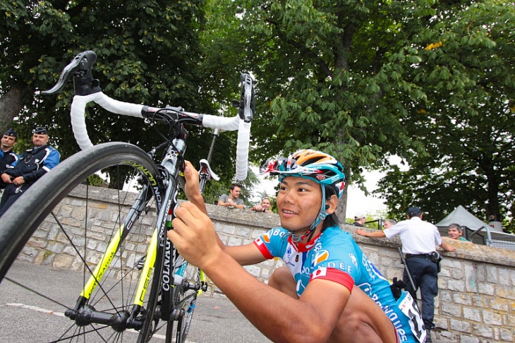 スタート前にバイクをチェックする新城幸也(日本、Bboxブイグテレコム)