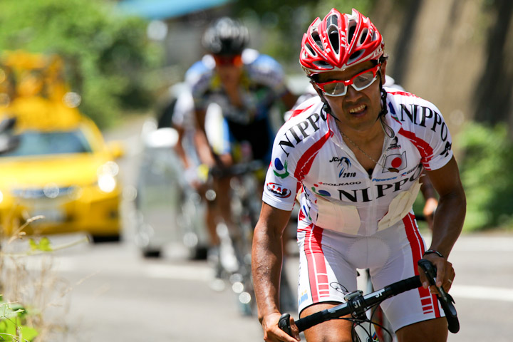 ラスト4km、アタックした宮澤崇史(TEAM NIPPO)、佐野淳哉(TEAM NIPPO)だけが追いつく