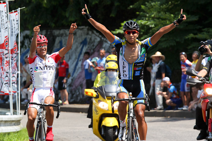 優勝の佐野淳哉(TEAM NIPPO)、ニッポでワン・ツー