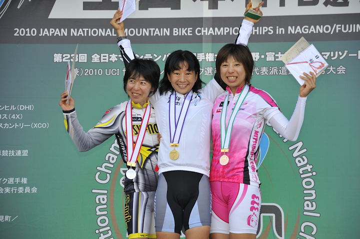 XCO女子表彰台　片山梨絵（SPECIALIZED）が優勝