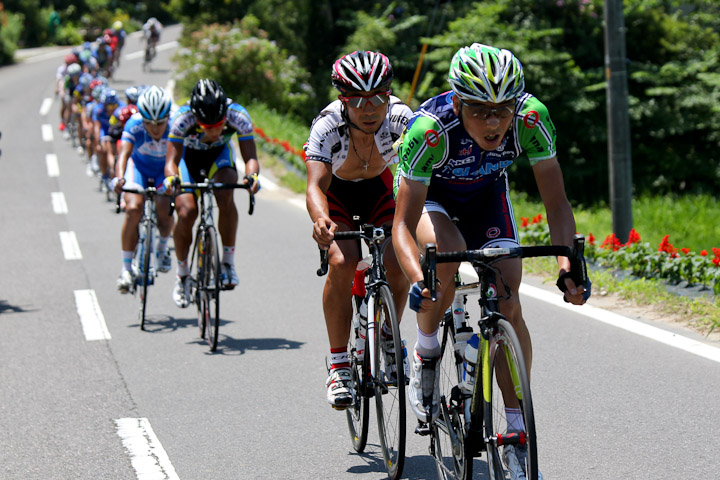 5周目、ペースを上げる高岡亮寛(イナーメ・アイランド信濃山形-TR)、飯島誠(チームブリヂストン・アンカー)ら
