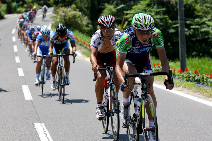 5周目、ペースを上げる高岡亮寛（イナーメ・アイランド信濃山形-TR）、飯島誠（チームブリヂストン・アンカー）ら