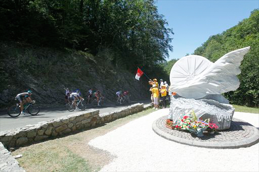 2級山岳ポルテ・ダスペ峠にあるファビオ・カサルテッリの石碑
