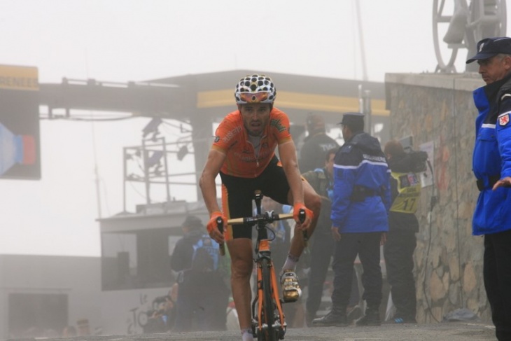 右手首を骨折しながらトゥールマレー峠でステージ5位に入ったサムエル・サンチェス（スペイン、エウスカルテル）