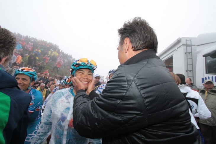 ジャンルネ・ベルノドー監督に祝福される新城幸也（日本、Bboxブイグテレコム）