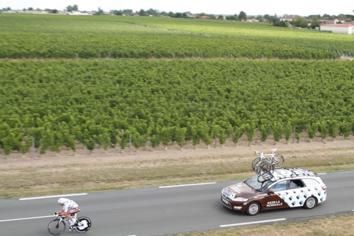 2010年ツール・ド・フランス　ブドウ畑の中を走っていく選手