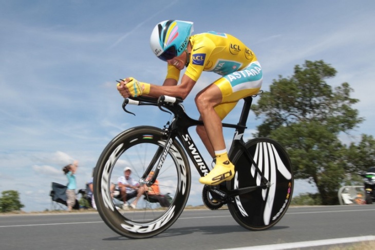 2010年ツールの最終個人TTで3度目の総合優勝を決めたアルベルト・コンタドール（スペイン、当時アスタナ）