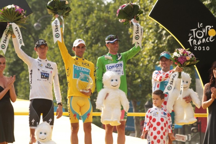 ツール・ド・フランス2010各賞。左から新人賞のアンディ、マイヨジョーヌのコンタドール、マイヨヴェールのペタッキ、マイヨアポアのシャルトー