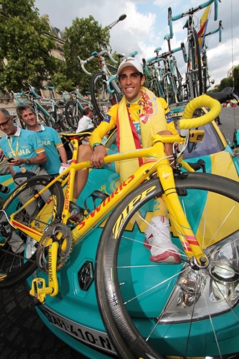 ツール・ド・フランスで3度目の総合優勝を遂げたアルベルト・コンタドール（スペイン、アスタナ）がスペシャルバイクとともに