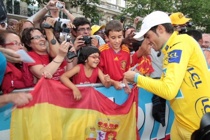 総合優勝のアルベルト・コンタドール（スペイン、アスタナ）がスペインのファンにサイン