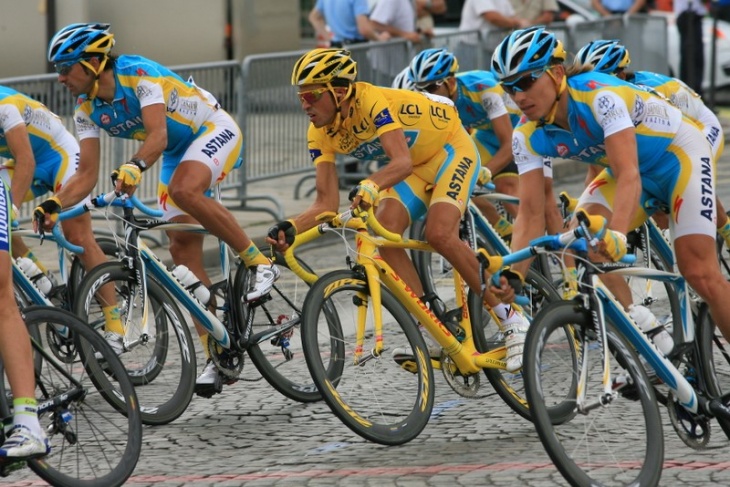 2010年ツール・ド・フランスで3度目の総合優勝を飾ったアルベルト・コンタドール（スペイン、当時アスタナ）