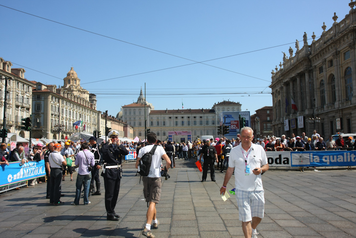 トリノ王宮前の広場（写真は2009年ジロ第11ステージ）