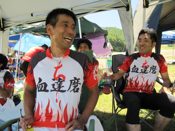 チームリーダーの藤田さんと後ろがXCマラソン優勝の田谷さん