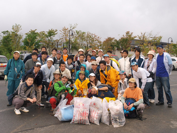 富士山クリーンアップ活動に参加して富士山周辺のゴミ拾い