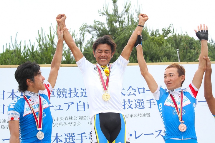 全日本選手権エリート男子の表彰台で喜びを噛み締める宮澤