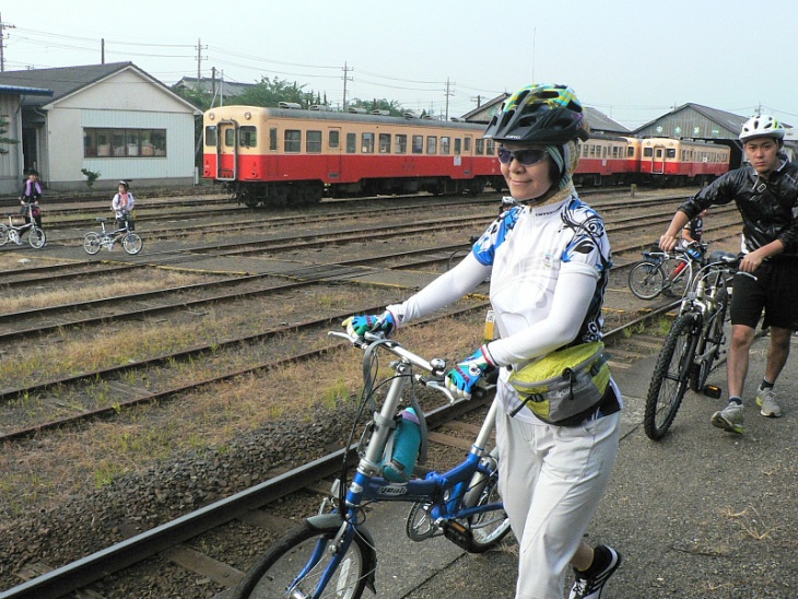 当日貸し出しのレンタル自転車を手に移動開始する参加者の皆様。大人の遠足気分で列車に乗り込む