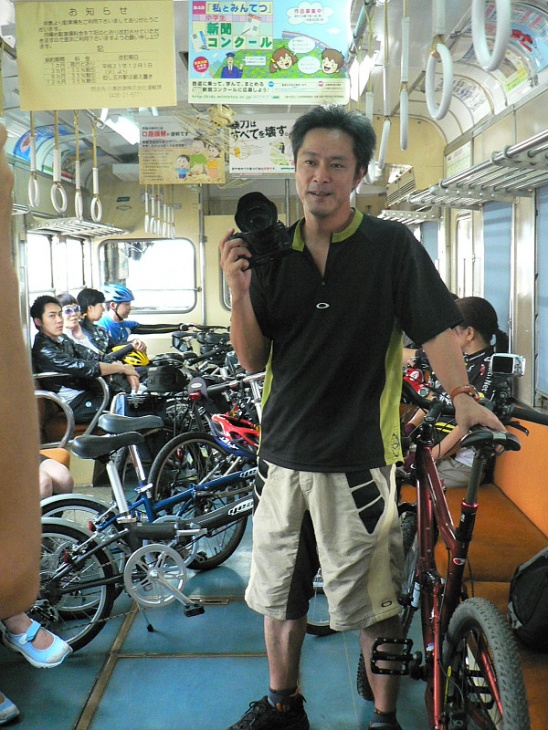 参加者の皆さんに挨拶をする写真家・広田 泉氏。おもに鉄道写真などで活躍する写真家だ