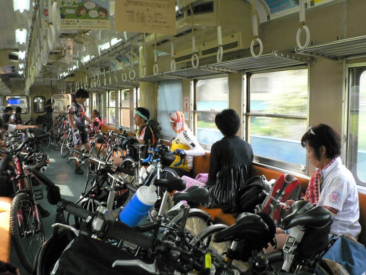 移り変わる車窓に、ずらっと並ぶ自転車の数々という不思議なコントラスト。これが日本でも珍しくない光景になると、もっと自転車旅行が楽しくなるかも？
