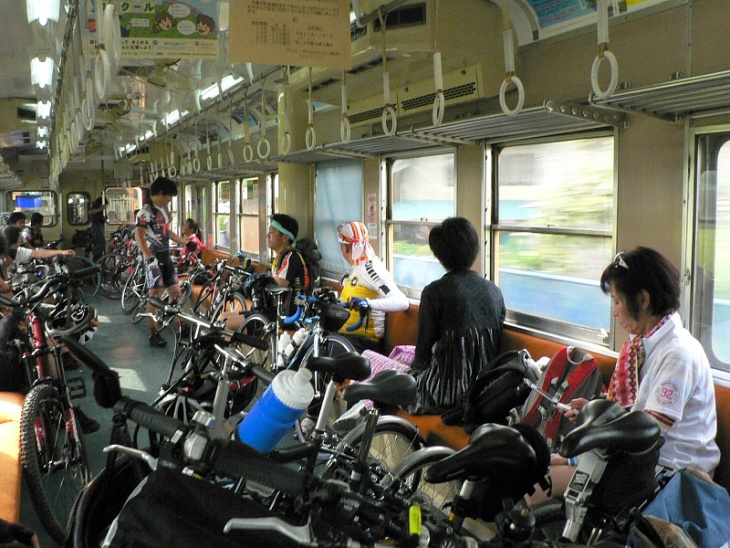 移り変わる車窓に、ずらっと並ぶ自転車の数々という不思議なコントラスト。これが日本でも珍しくない光景になると、もっと自転車旅行が楽しくなるかも?
