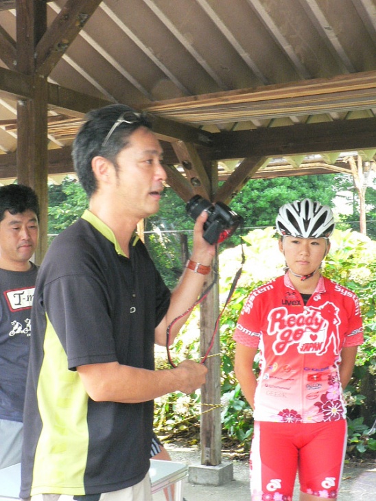 参加者の皆さんに説明をおこなう写真家・広田 泉氏（左）とRGJ武田和佳選手（右）