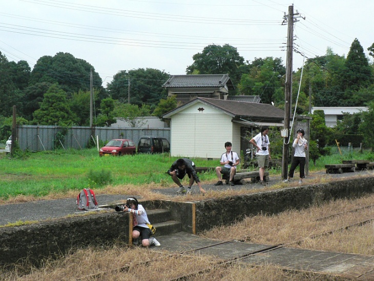 里見駅の現在は使われていない廃ホームでシャッターチャンスを狙う参加者。まるで「スタンド・バイ・ミー」のような光景