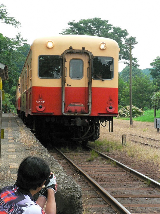 里見駅ホームに入る小湊鉄道「キハ200」を皆で激写