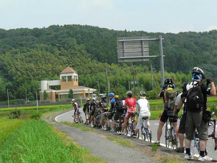 房総の里山を行く。後続の参加者が全員いるのを確認して出発!