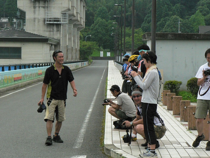 高滝ダムでの「素早く動く被写体撮影」をレクチャーする広田氏と、撮影準備をする参加者の皆さん