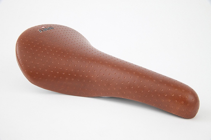 Perforated Saddle ブラウン