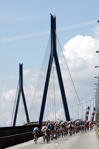 ハンブルクの名物ケールブラント橋を渡るプロトン