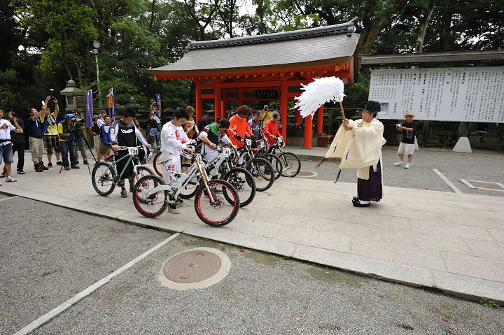 本殿の前で安全祈願