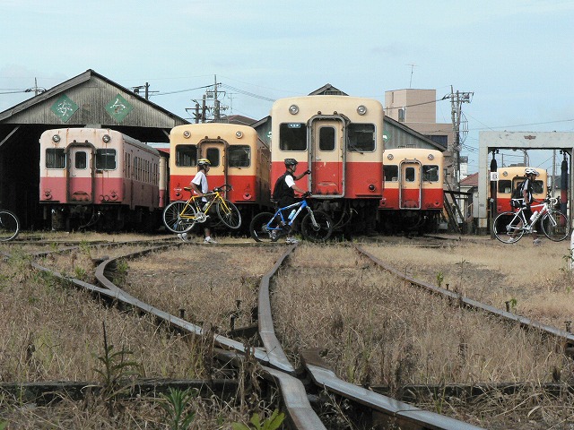 小湊鉄道の車両倉庫の前を横切り、サイクルトレインが停車するホームまで移動する参加者たち。スタートから旅愁を誘う光景だ