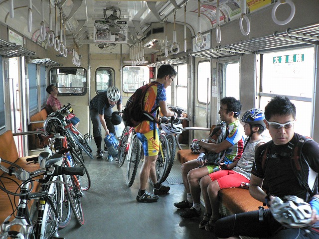 小湊サイクルトレインの車中の様子。都市部の電車と違い、ゆっくりと時間が流れるレトロな車両で、夏休み気分が盛り上がる