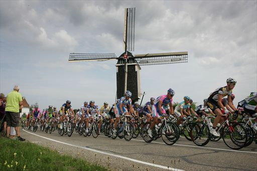 オランダの風車が選手たちを見下ろす