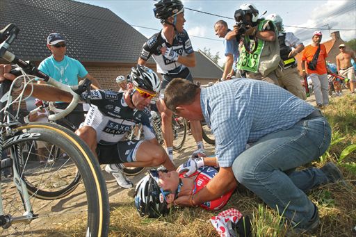 2010年ツール第3ステージ　パヴェ区間で落車し、鎖骨を骨折したフランク・シュレク（ルクセンブルク、サクソバンク）