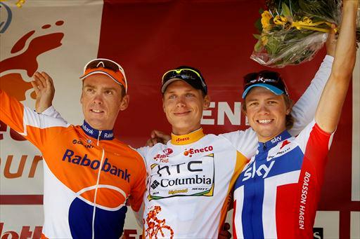 総合表彰台、左から2位コース・ムーレンハウト（オランダ、ラボバンク）、優勝トニ・マルティン（ドイツ、チームHTC・コロンビア）、3位エドヴァルド・ボアッソン（ノルウェー、チームスカイ）
