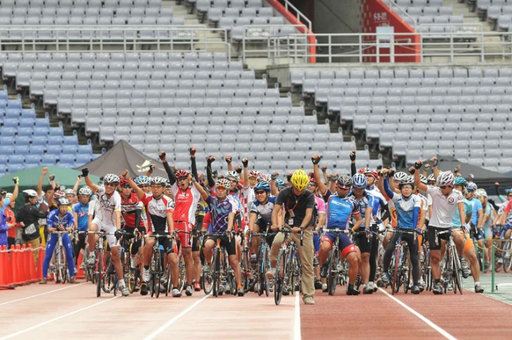 本格的な陸上トラックを自転車で走れる