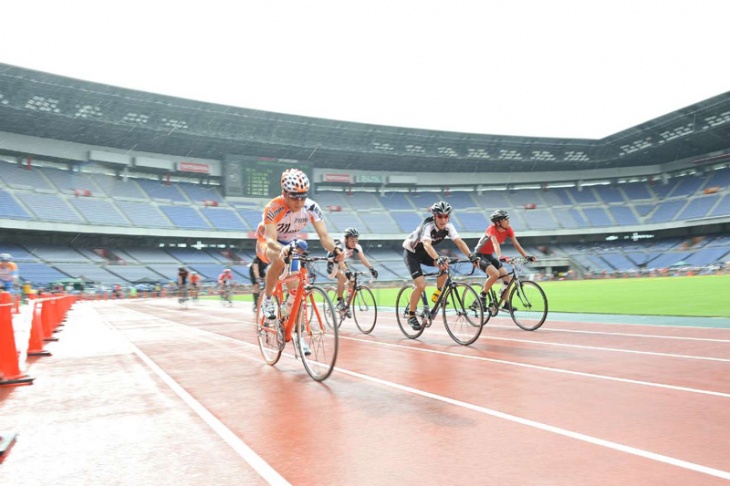 由緒あるスタンドを前に、耐久レースが行なわれる