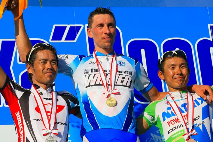 優勝のロバート・ワグナー（オランダ、スキル・シマノ）、２位山本雅道（ブリヂストンアンカー）　、３位向川尚樹（マトリックスパワータグ）