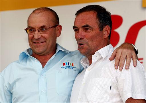 癌の身を押してツール・ド・フランス2010を訪れたローラン・フィニョン　右はベルナール・イノー