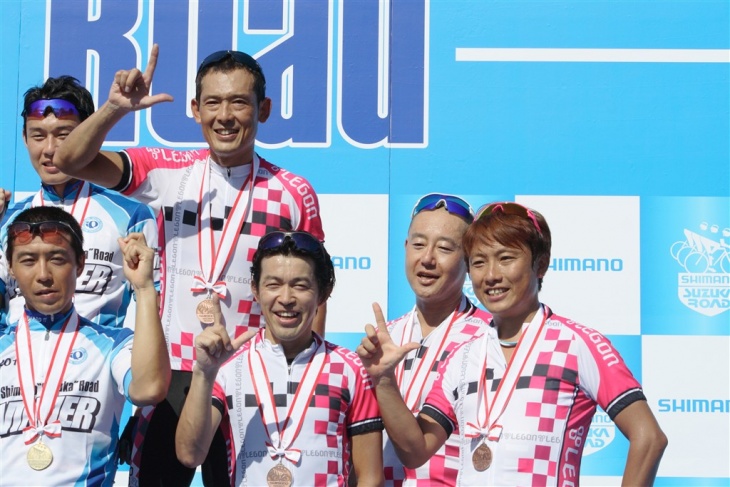 3位の表彰台に登ったレゴン 鶴見さんもいい笑顔