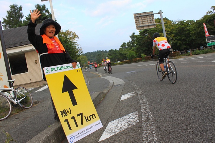 道沿いではボランティアのおばちゃんが応援付きのコース案内